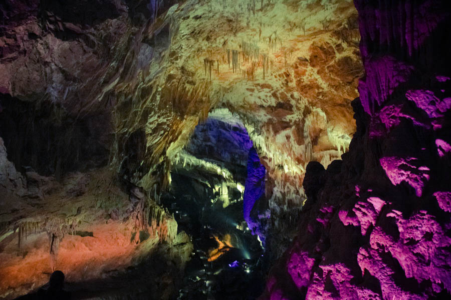 Пещера Прометея: световое и звуковое шоу на глубине 80 метров