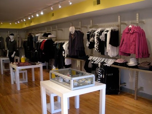Есть ли бутик. Магазин женской одежды в Тбилиси. Магазин для женской одежды дизайн магазина. Много людей внутри одежды.